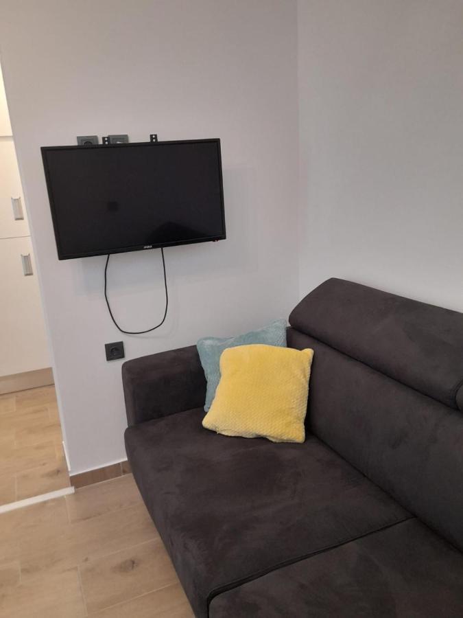 Apartman Sa Lodom 2+2 Pirovac Exterior foto