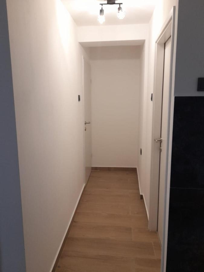 Apartman Sa Lodom 2+2 Pirovac Exterior foto