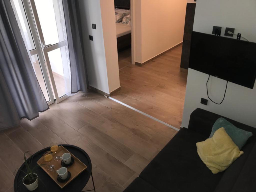 Apartman Sa Lodom 2+2 Pirovac Exterior foto